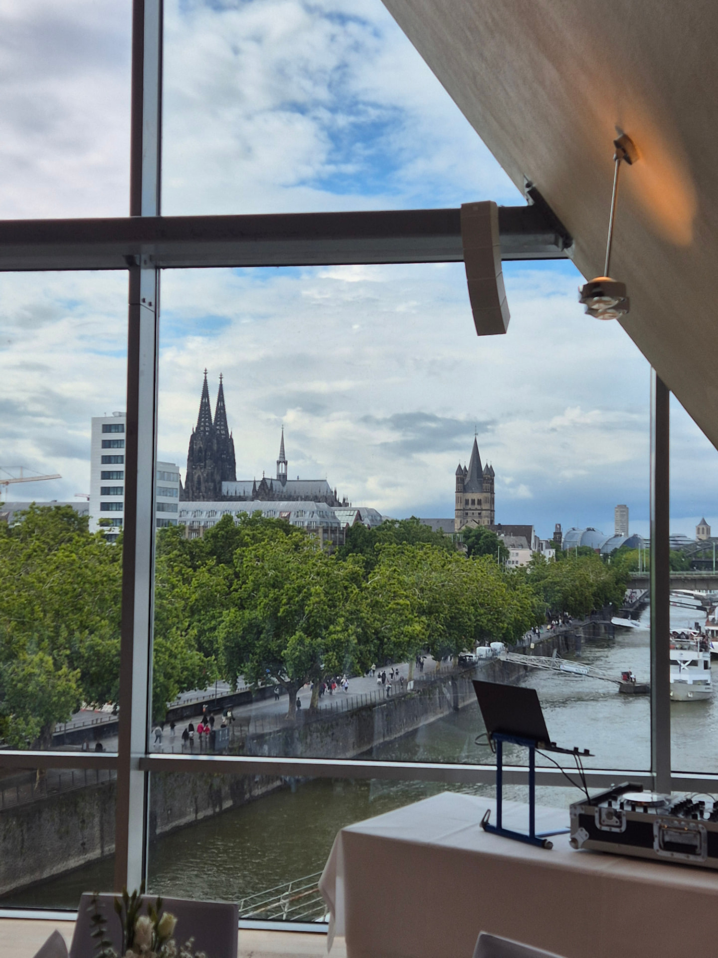 DJ-Pult und Veranstaltungstechnik von Henrik Küper