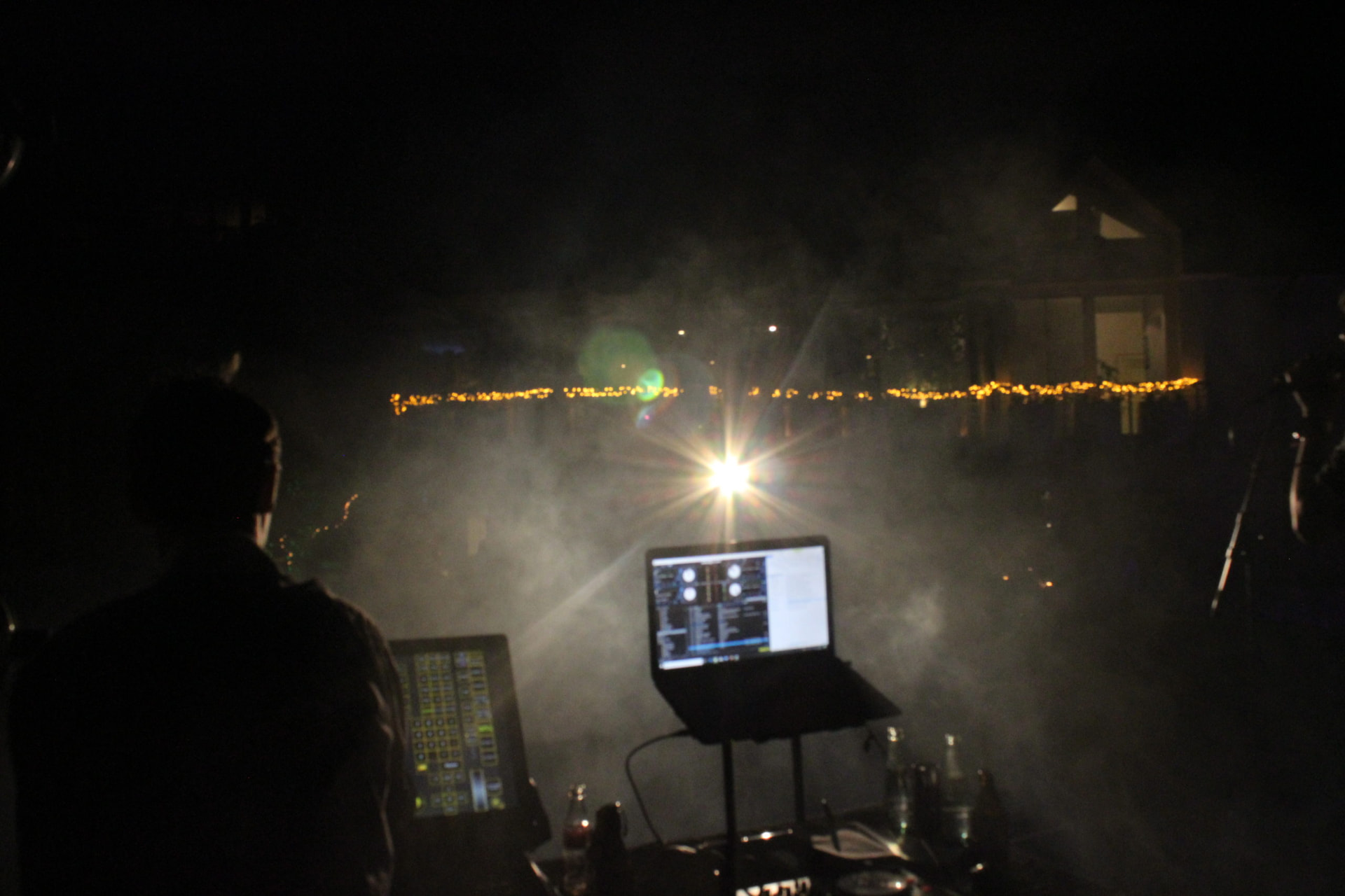 Firmenfeier am Abend mit DJ-Pult