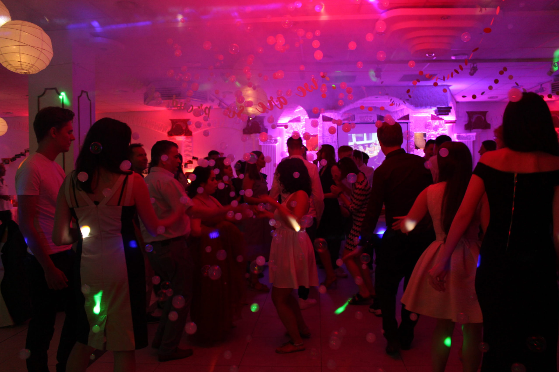 Tanzfläche im Club mit Lichteffekten